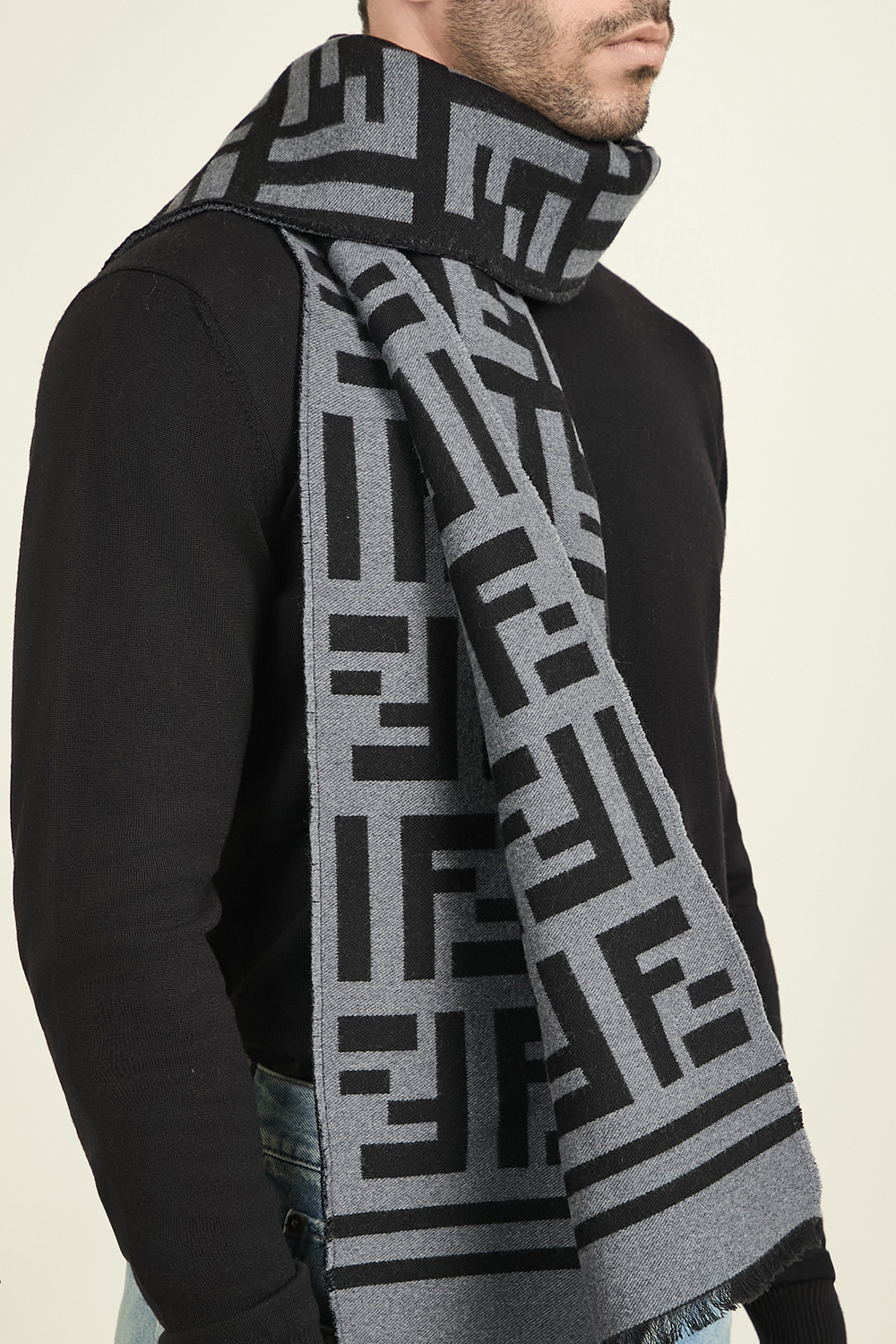 תמונת כל הלוק של צעיף צמר ומשי